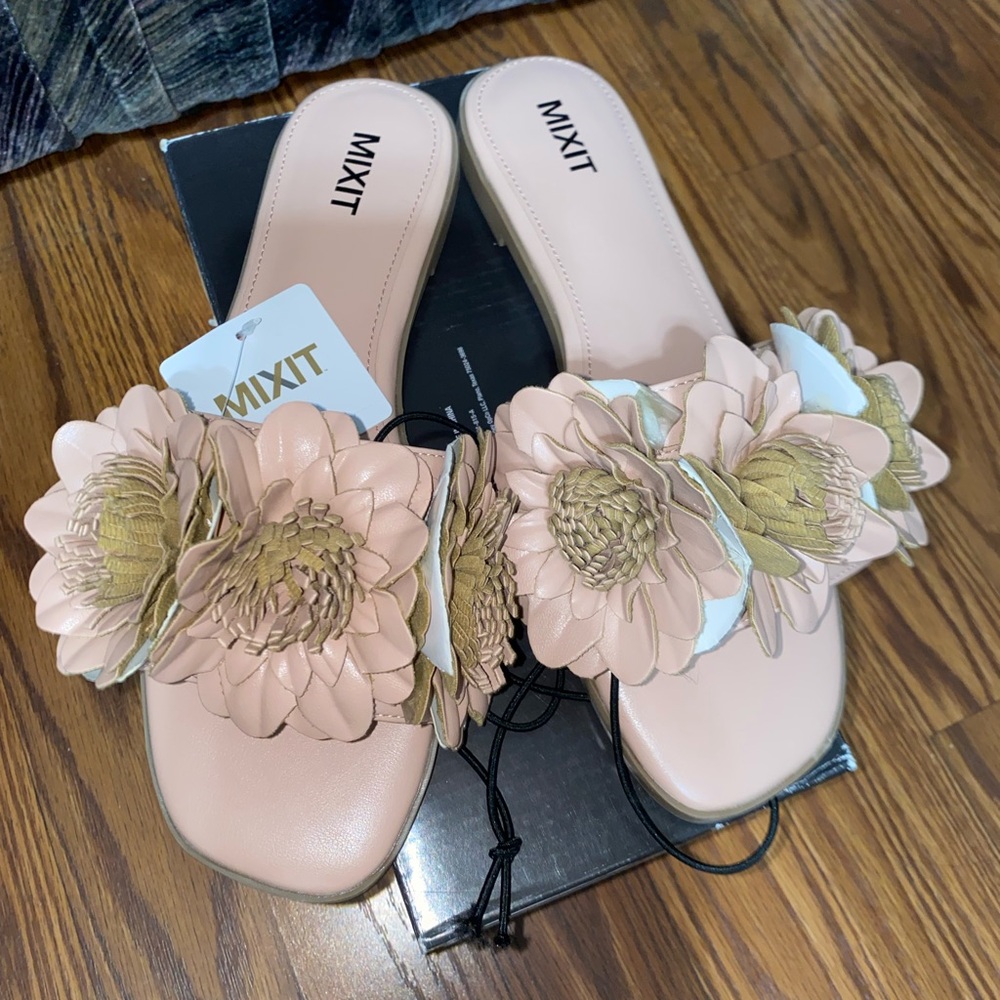 Mixit MX Kiki Nude Flower Sandals Flats NIB Size 8M